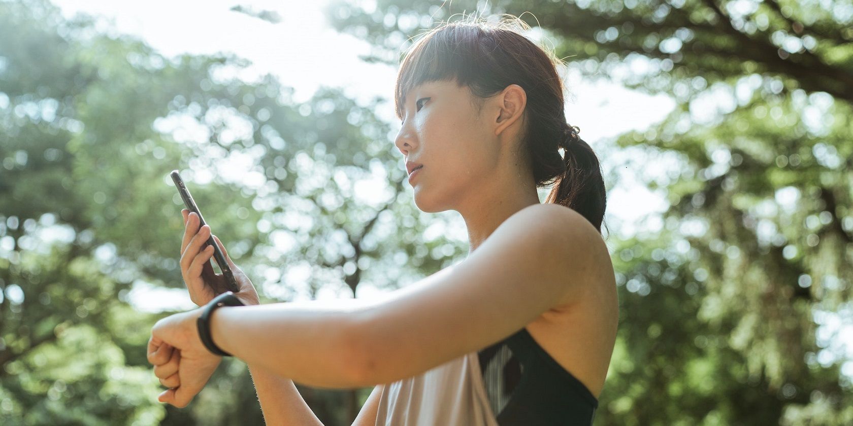 working out lady using smartphone