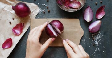Are cut and raw onions poisonous?