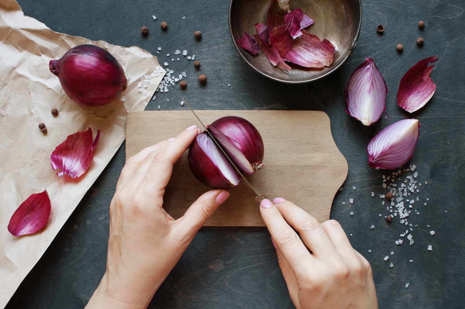 Are cut and raw onions poisonous?